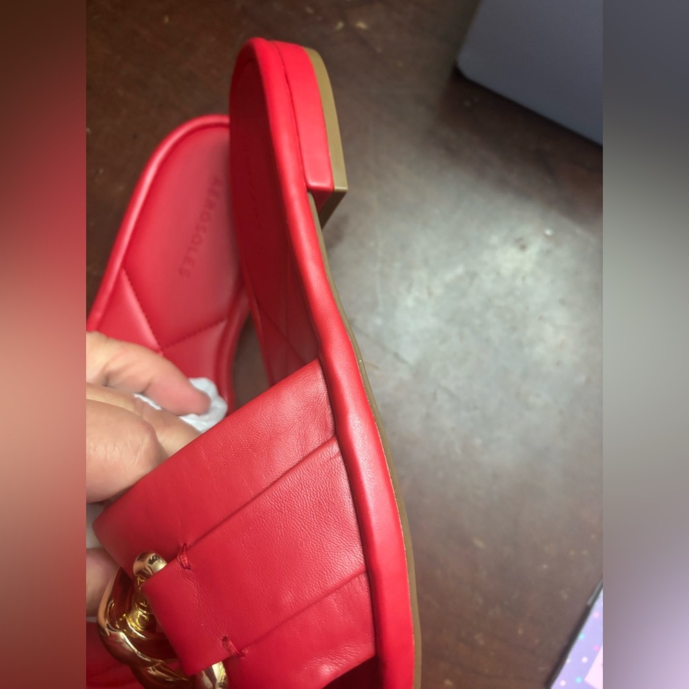 Woman’s aerosoles red slides leather with gold chain beachy quiet luxury 9w flat - Picture 3 of 6